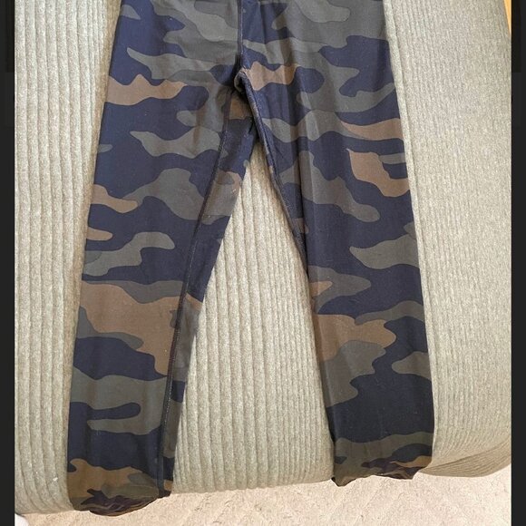 PINK Victorias Secret Camo Ultimate Leggings - Picture 4 of 6